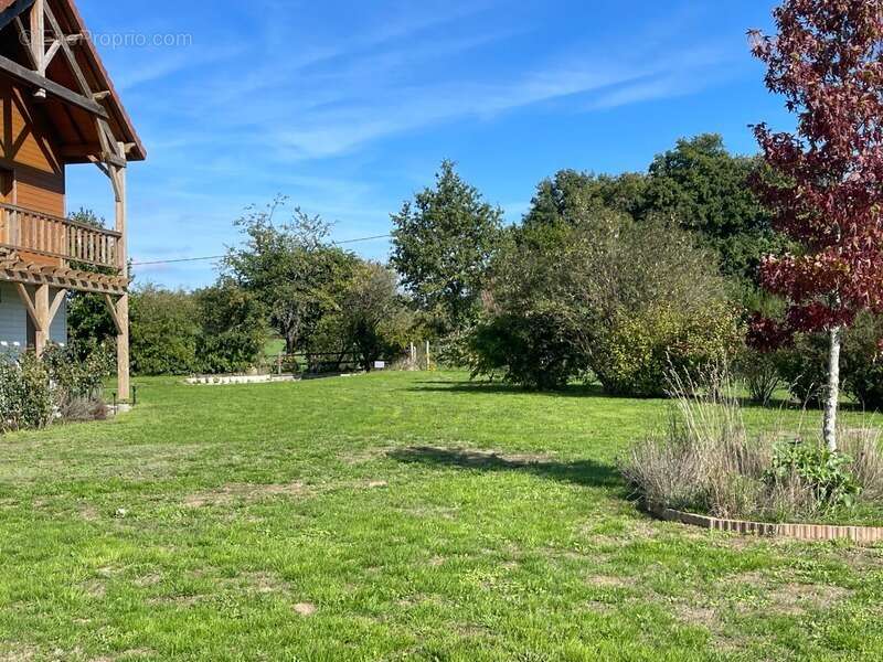 Maison à SAINT-ETIENNE-DE-FURSAC