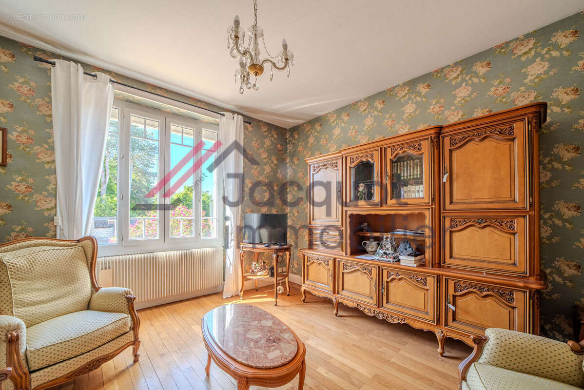 Maison 211 m² à Lons-Le-Saunier  - photo 6