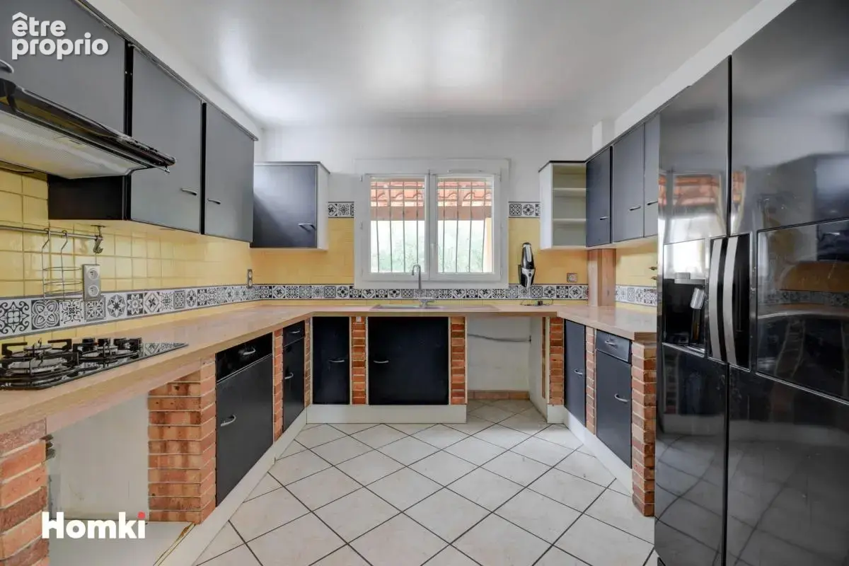 Villa de type 4 jumelee d'un cote avec 2 terrasses un jardin et garage - photo 5