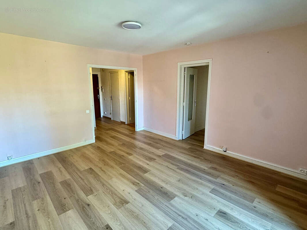 CEBAZAT / Appartement à vendre en centre-ville de type F3 avec balcon ! - photo 13