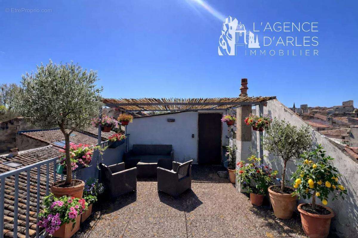 Arles - À quelques pas des Arènes d'Arles, au calme, maison de ville avec garage et terrasse - photo 2