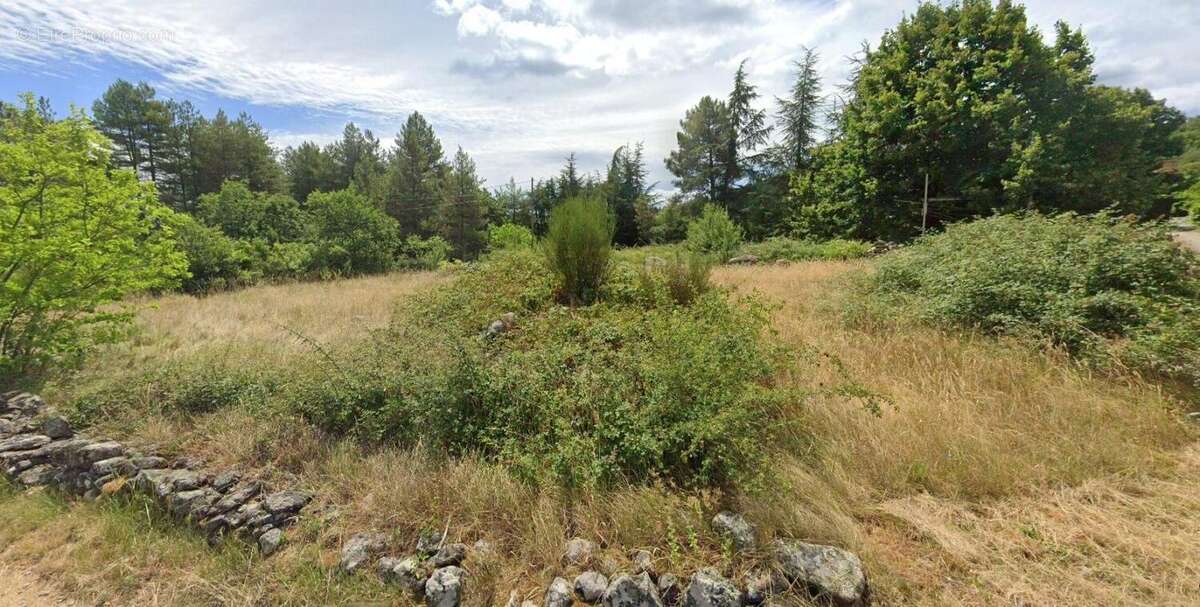 Terrain à SAINT-PIERRE-SAINT-JEAN