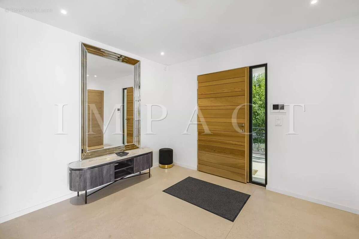 Maison à CHATEAUNEUF-GRASSE