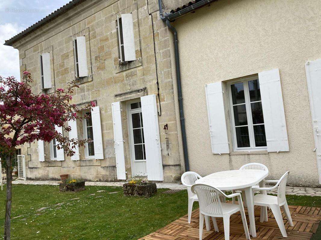A 7 kms de Saint-André de Cubzac ,au calme à La Lande de Fronsac ,découvrez cette maison R+1  en pierre 1900  d'environ 101 m² h - photo 3