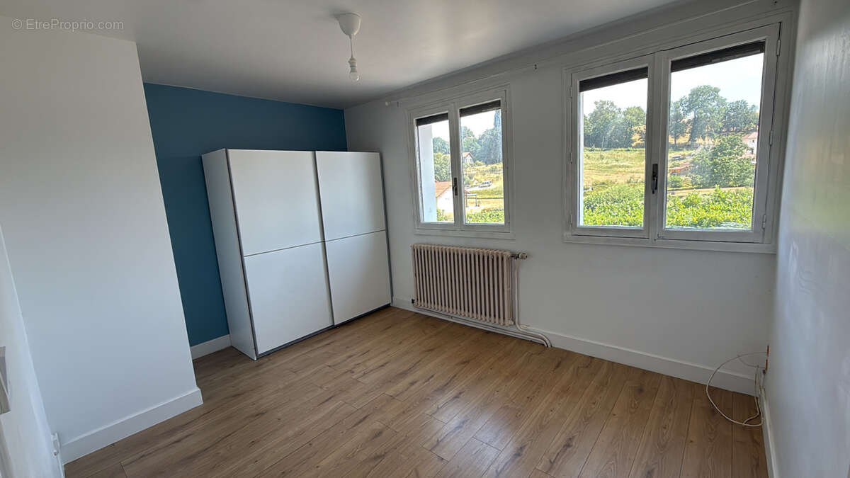 Maison familiale avec piscine et terrain de 1 580 m2 partiellement constructible - photo 5