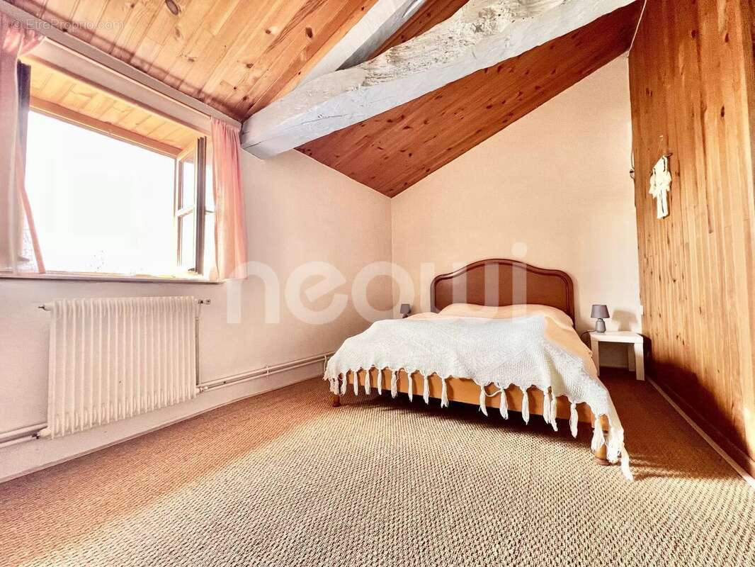 Maison à SAINT-CLEMENT-DE-REGNAT