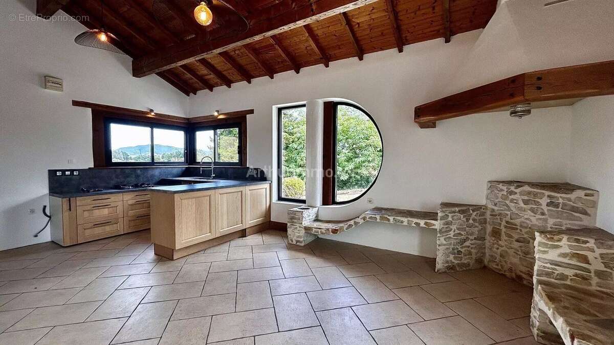 Maison à SAINT-VICTOR-DE-MORESTEL