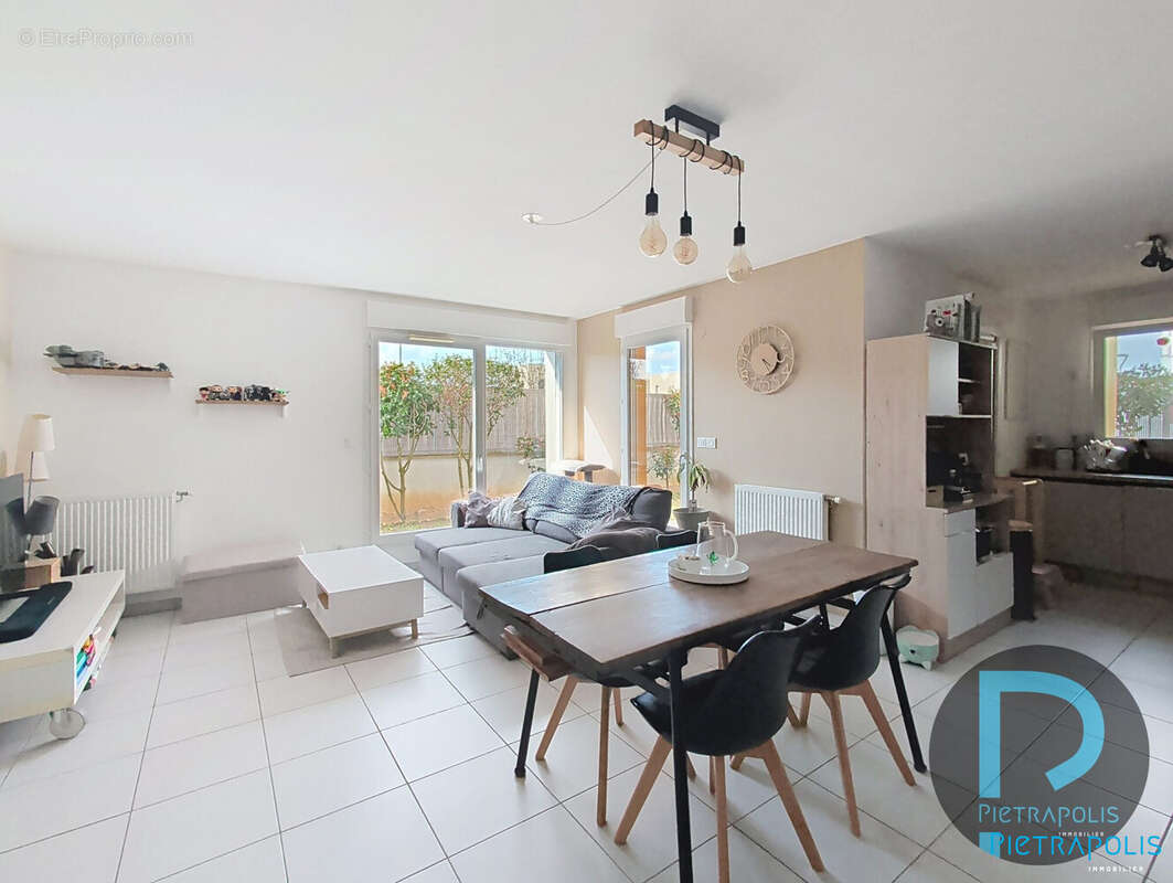 SALON SEJOUR - Appartement à CHARNAY-LES-MACON