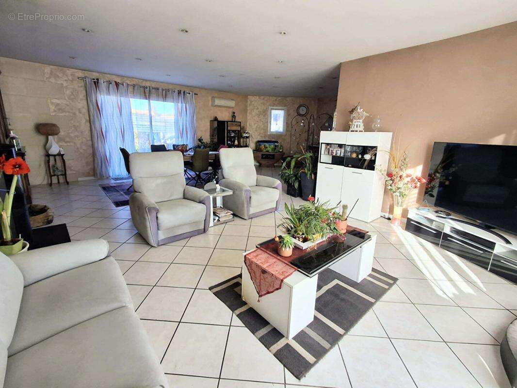 Maison à SAINT-CHRISTOLY-DE-BLAYE