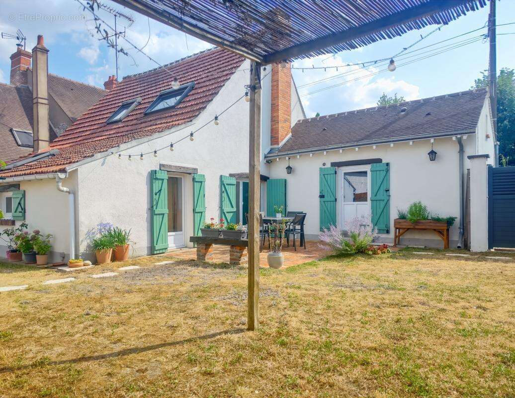  Charme & Authenticité : Maison de caractère avec jardin intimiste –Mareau-aux-Prés - photo 10