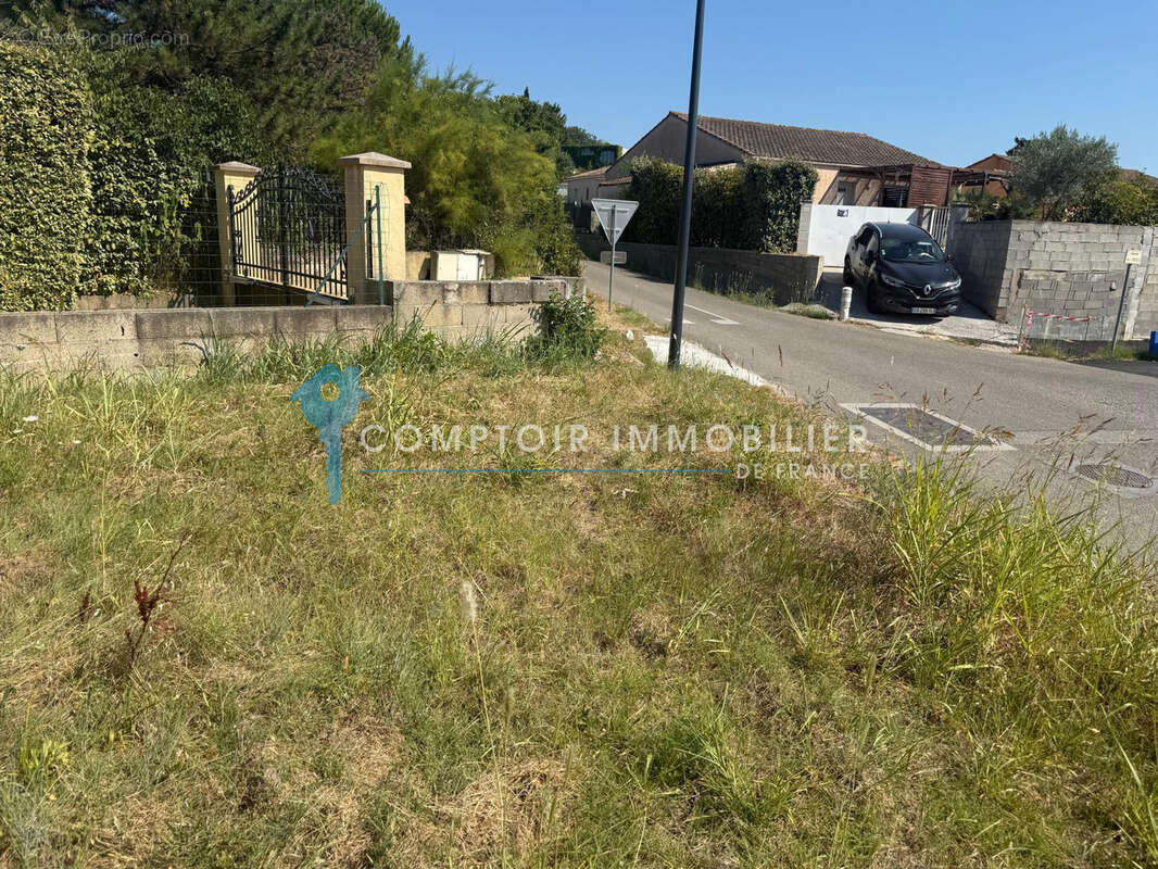 Terrain constructible - 625 m2 à Crespian - photo 4