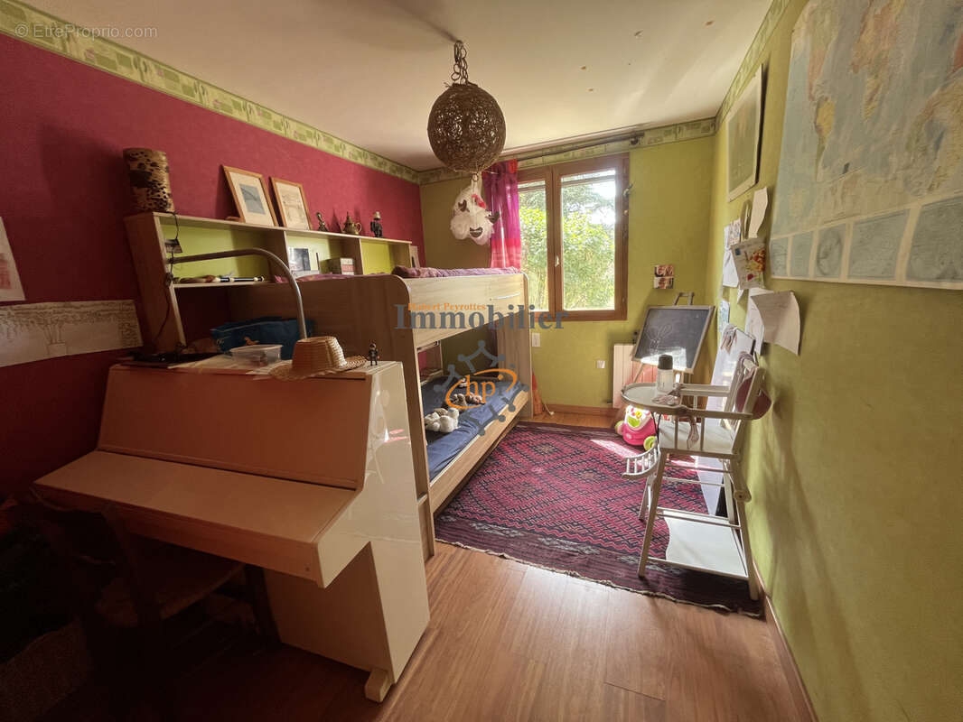 Maison individuelle avec garage, dépendances et terrain attenant. - photo 12