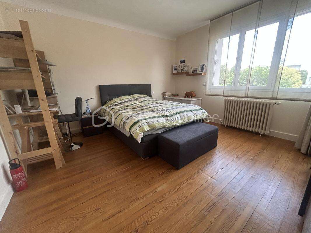 Jolie maison-centre ville -5 chambres - dont studio - grands garages - photo 8