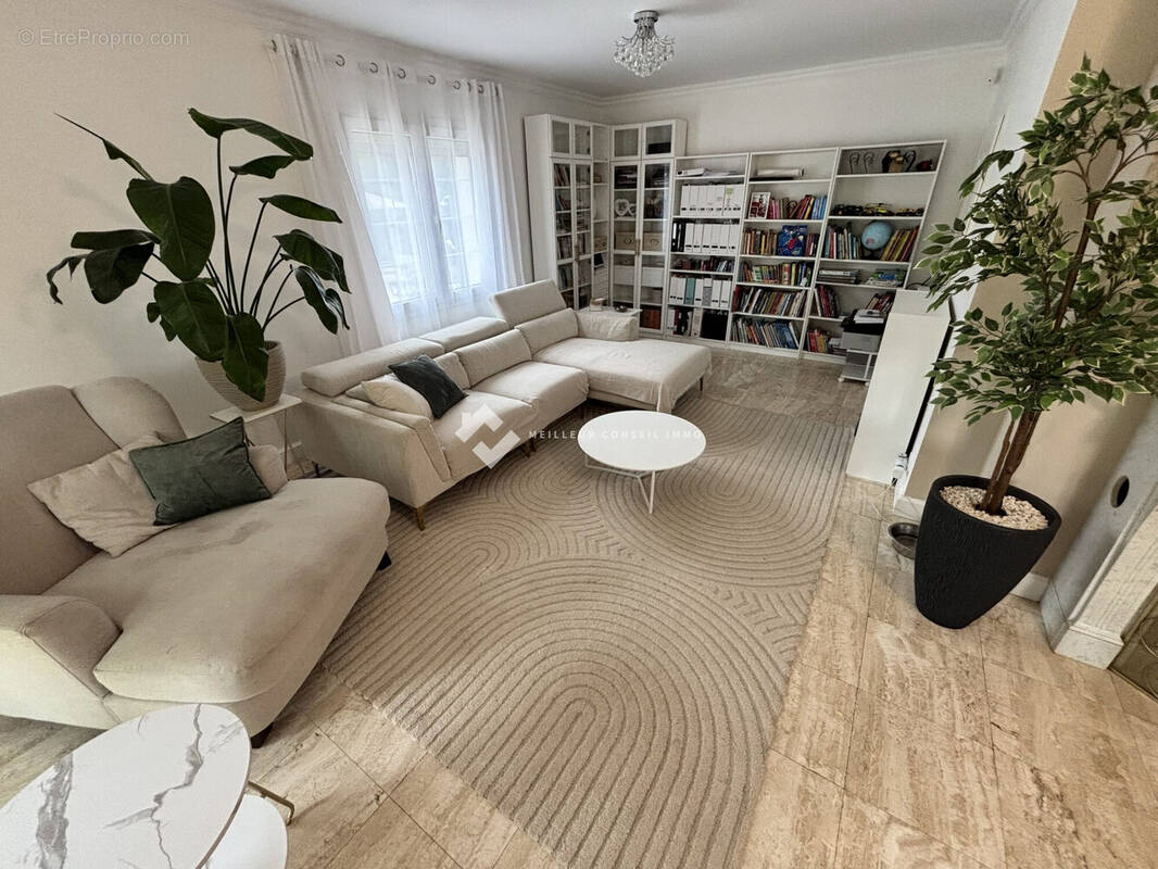 Maison 285 m² à Neuville-De-Poitou  - photo 4