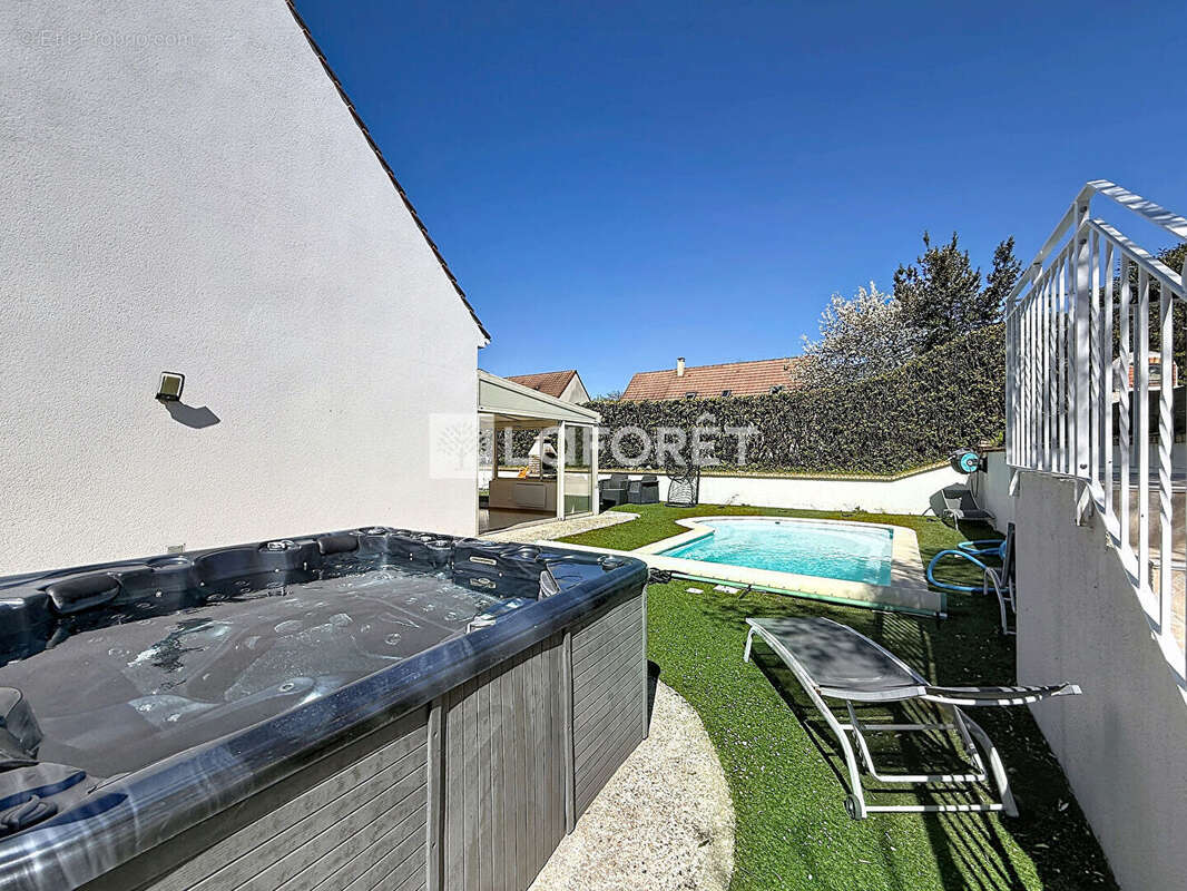 Maison à SAVIGNY-LE-TEMPLE