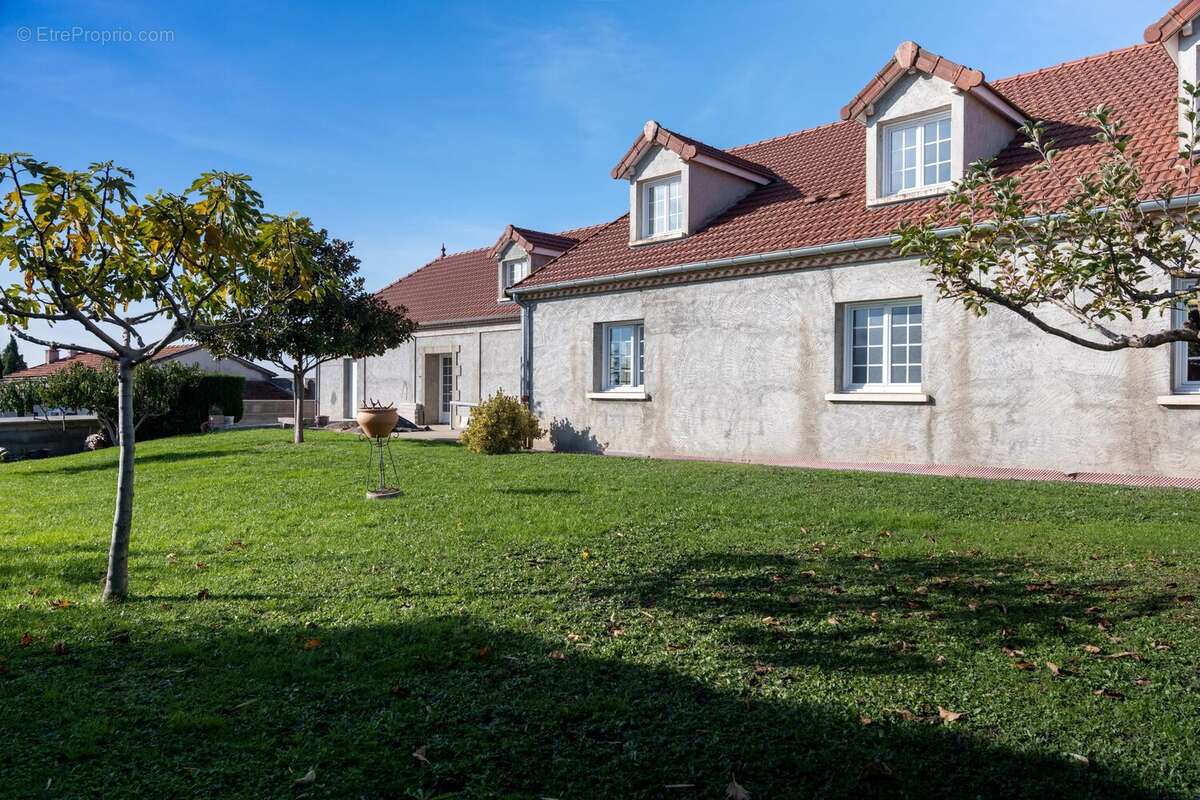 Maison à ESPINASSE-VOZELLE