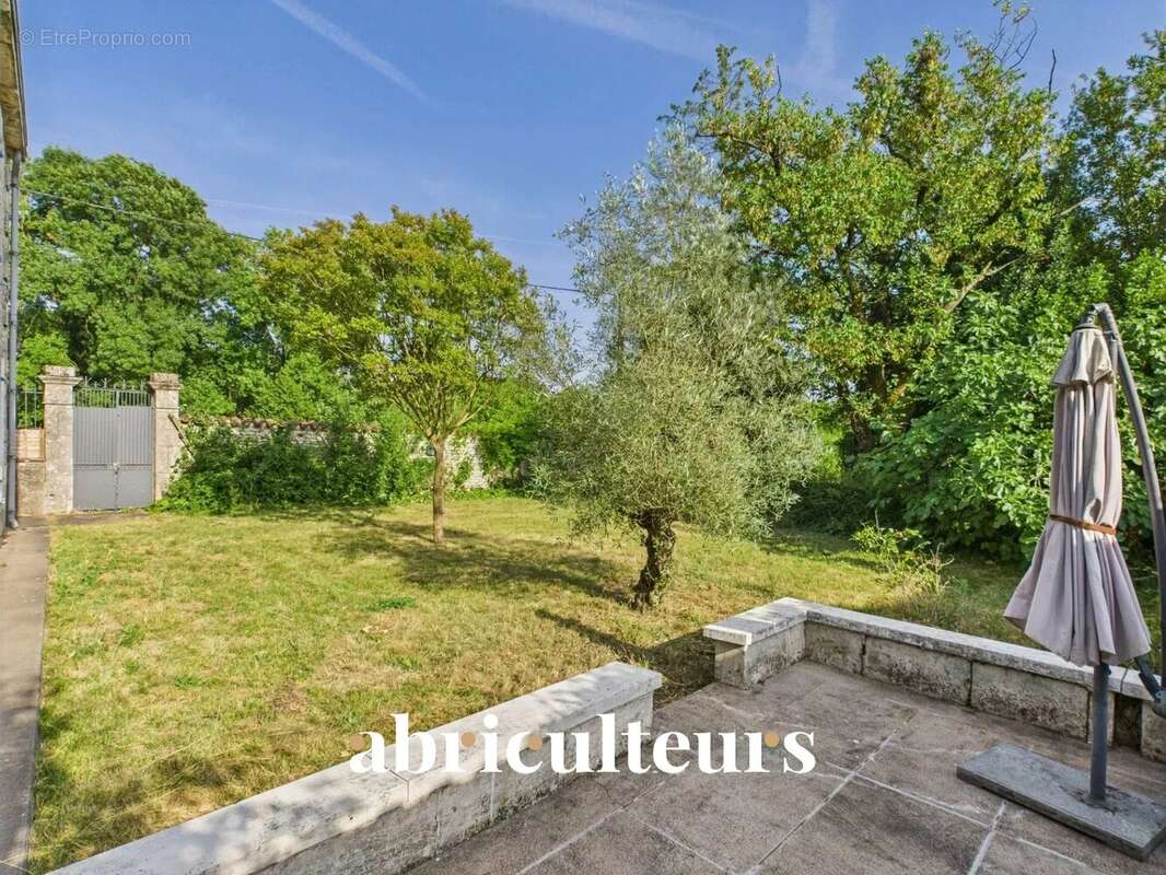 Maison à VILLENEUVE-LA-COMTESSE