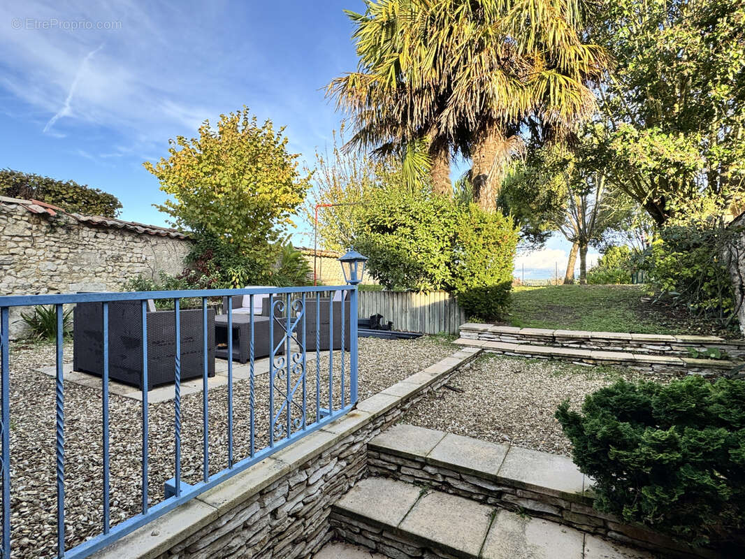 Maison à BARBEZIEUX-SAINT-HILAIRE