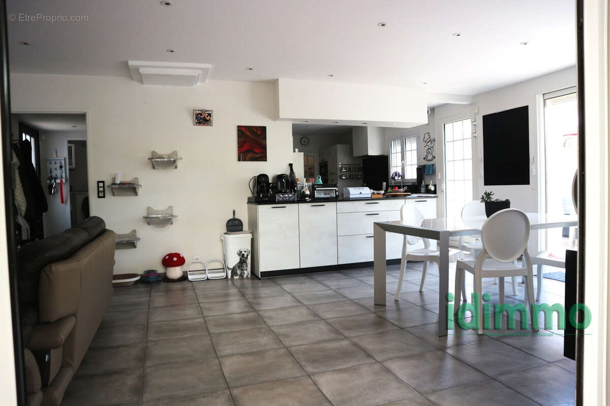 Magnifique ensemble immobilier de 350 m2, avec 2 logements , dans un lieu recherche, avec piscine sur un terra - photo 13