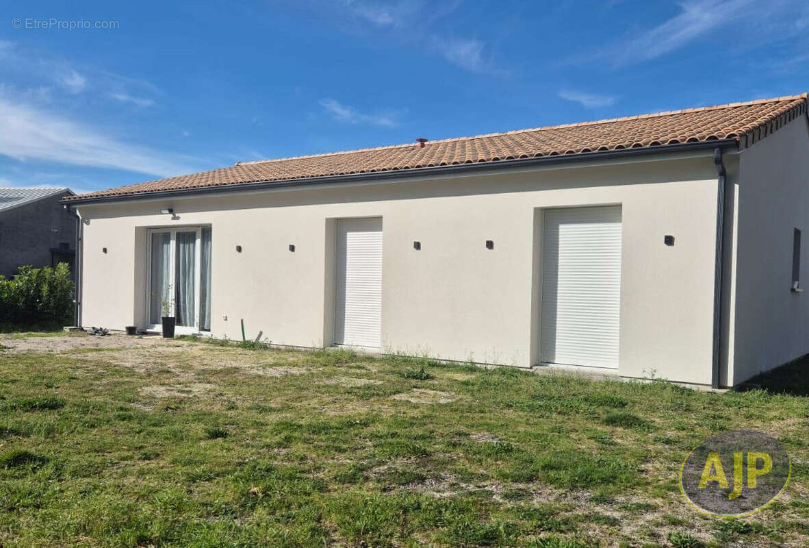 Maison à SAINT-YZAN-DE-SOUDIAC