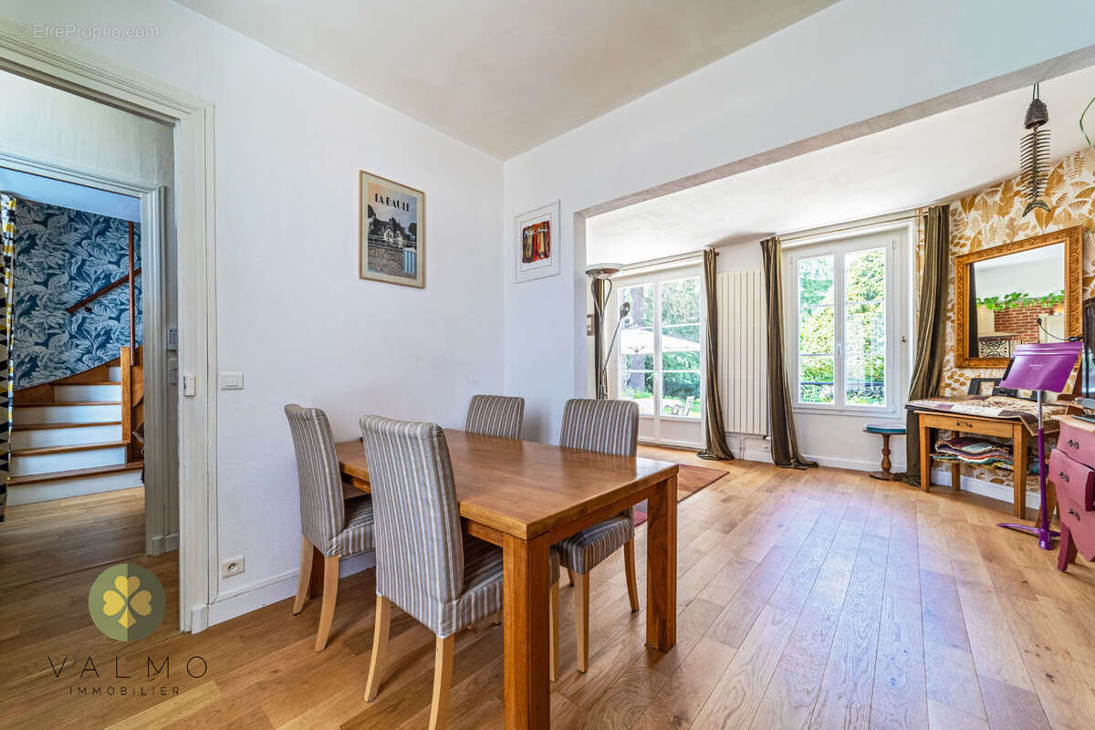 Maison à LA QUEUE-LES-YVELINES