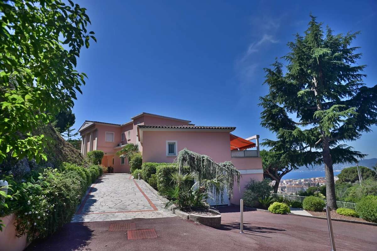 SOUS OFFRE -Croix-des-Gardes - Superbe 2P, terrasse 27m², Vue mer, Parking, Piscine - photo 12
