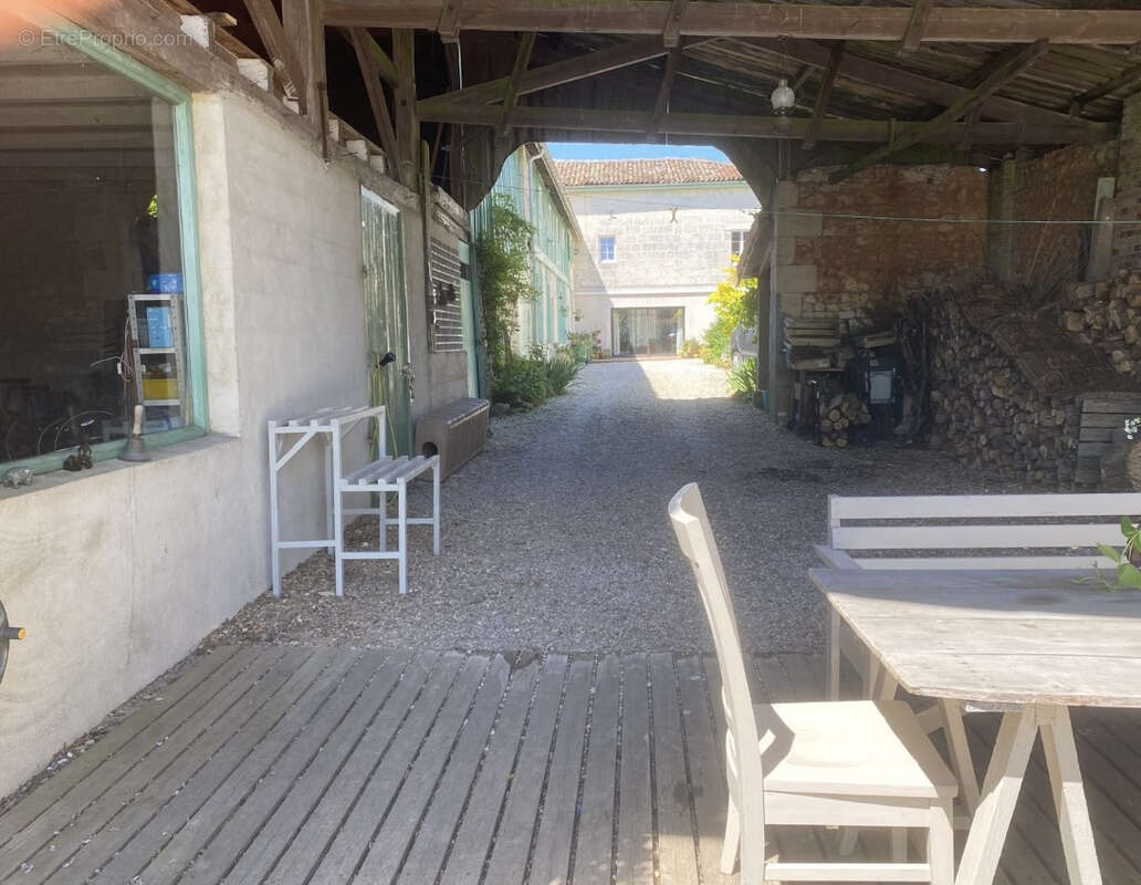 Maison à MONTLIEU-LA-GARDE