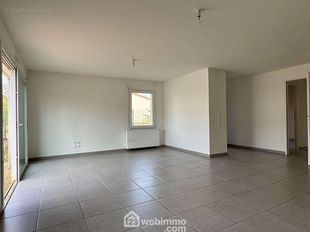 Espace salon, - Maison à VOUNEUIL-SOUS-BIARD