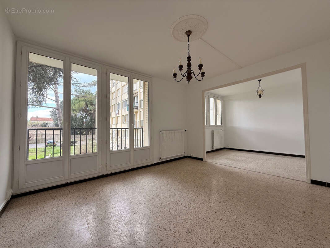 Appartement à BAGNOLS-SUR-CEZE