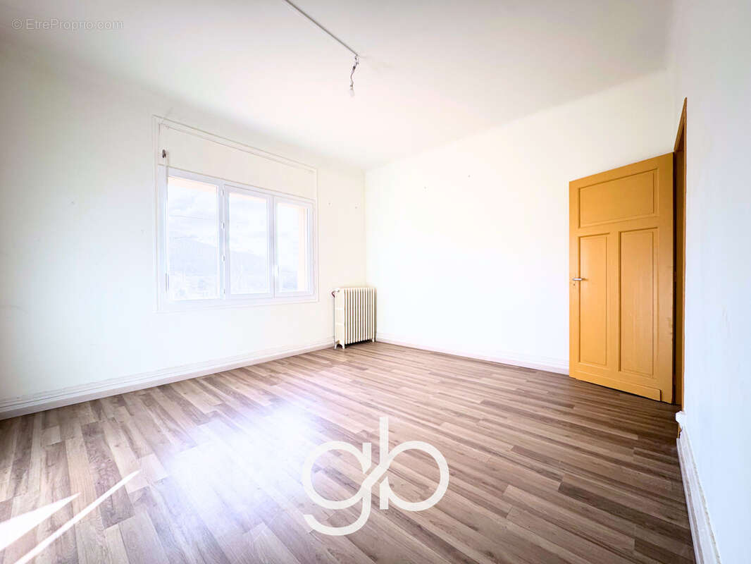 Immeuble de rapport 2 t4 + 7 garages   le bousquet-d'orb 34260 - photo 7