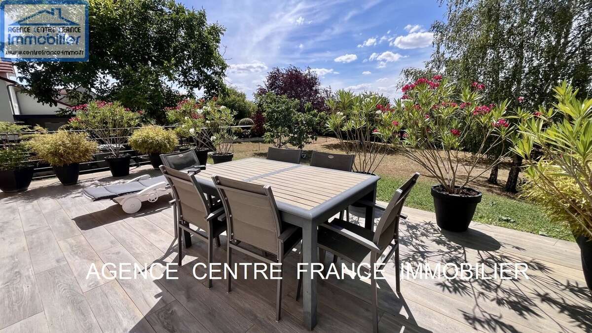 BOURGES. Secteur recherché au calme avec 5 chambres - photo 15