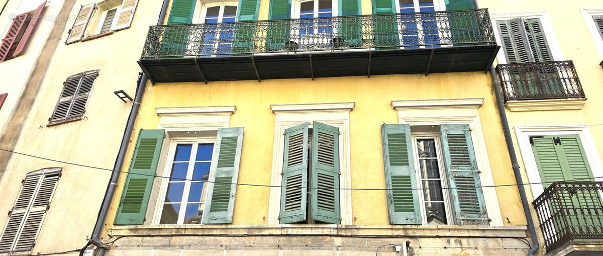 Beau T2 de 52 m2 dans immeuble de charme au 1er étage - photo 9