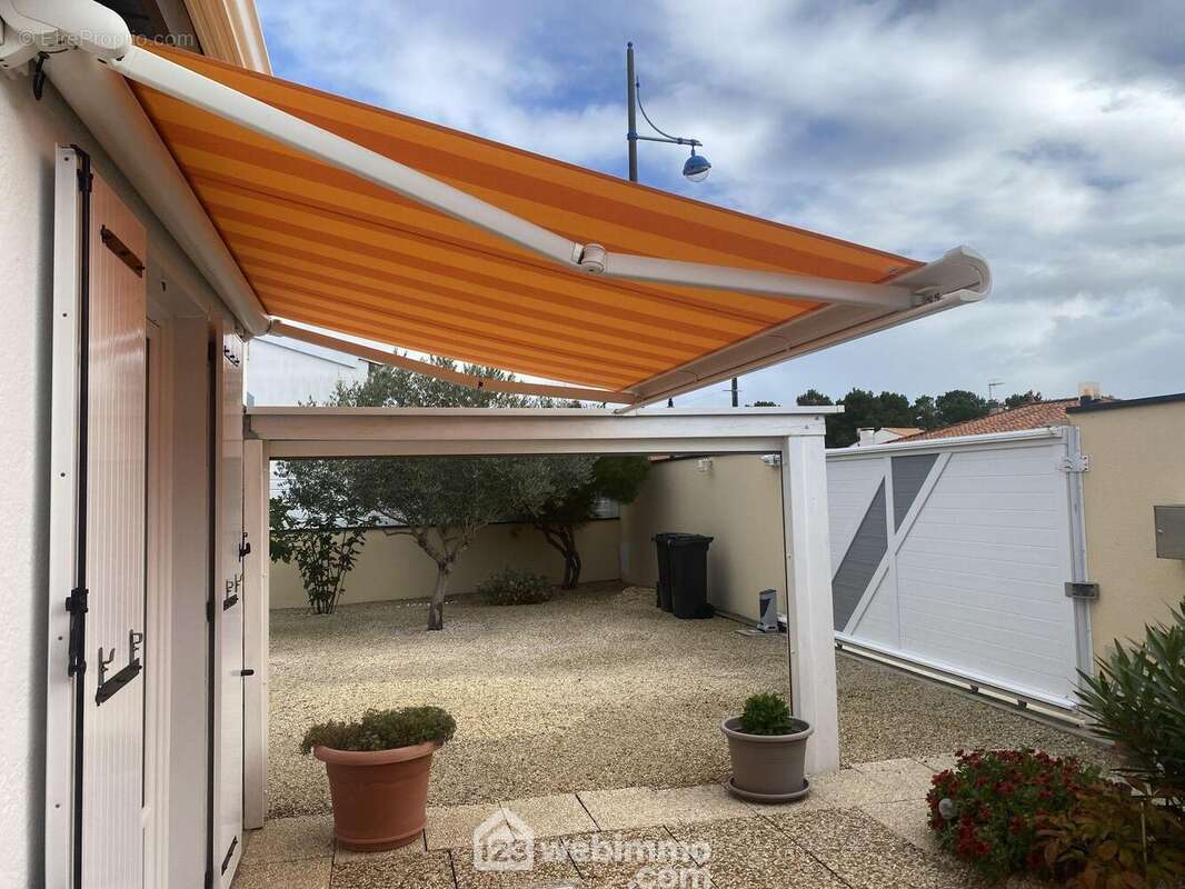 Extérieur équipé de stores type pergola. - Maison à LES SABLES-D&#039;OLONNE