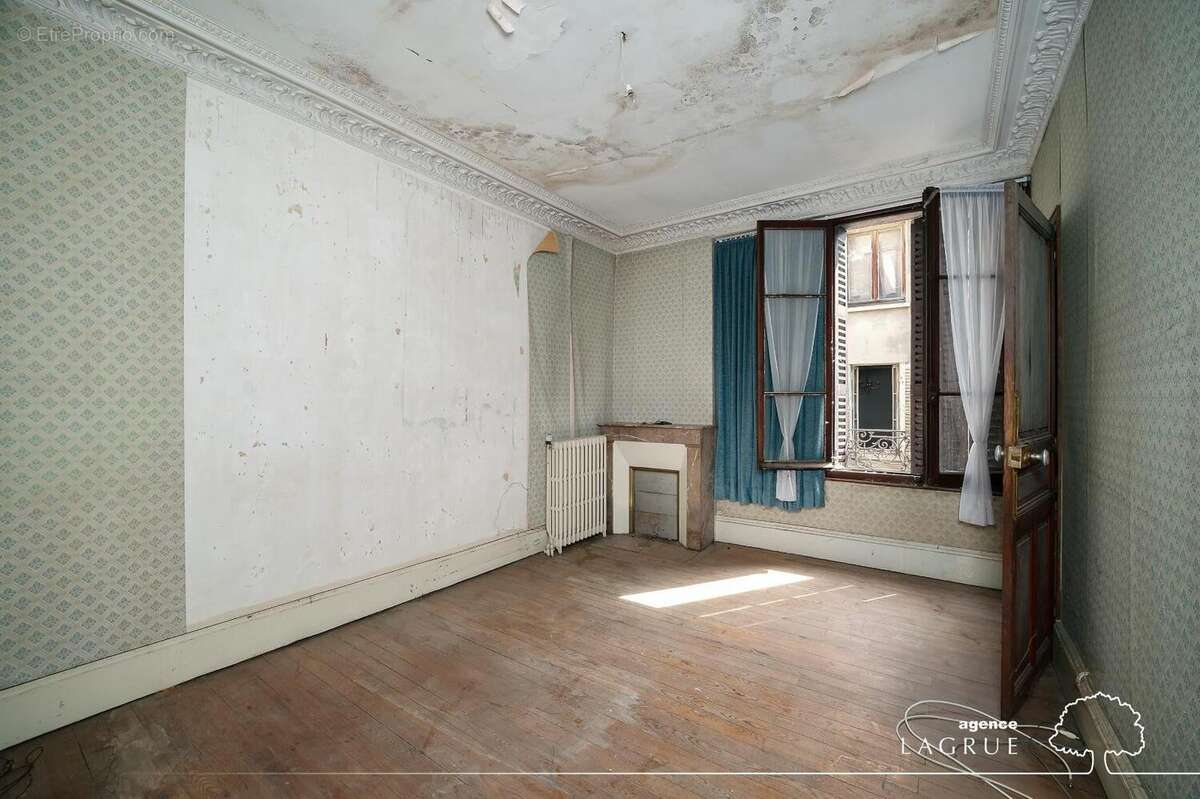   - Maison à VICHY