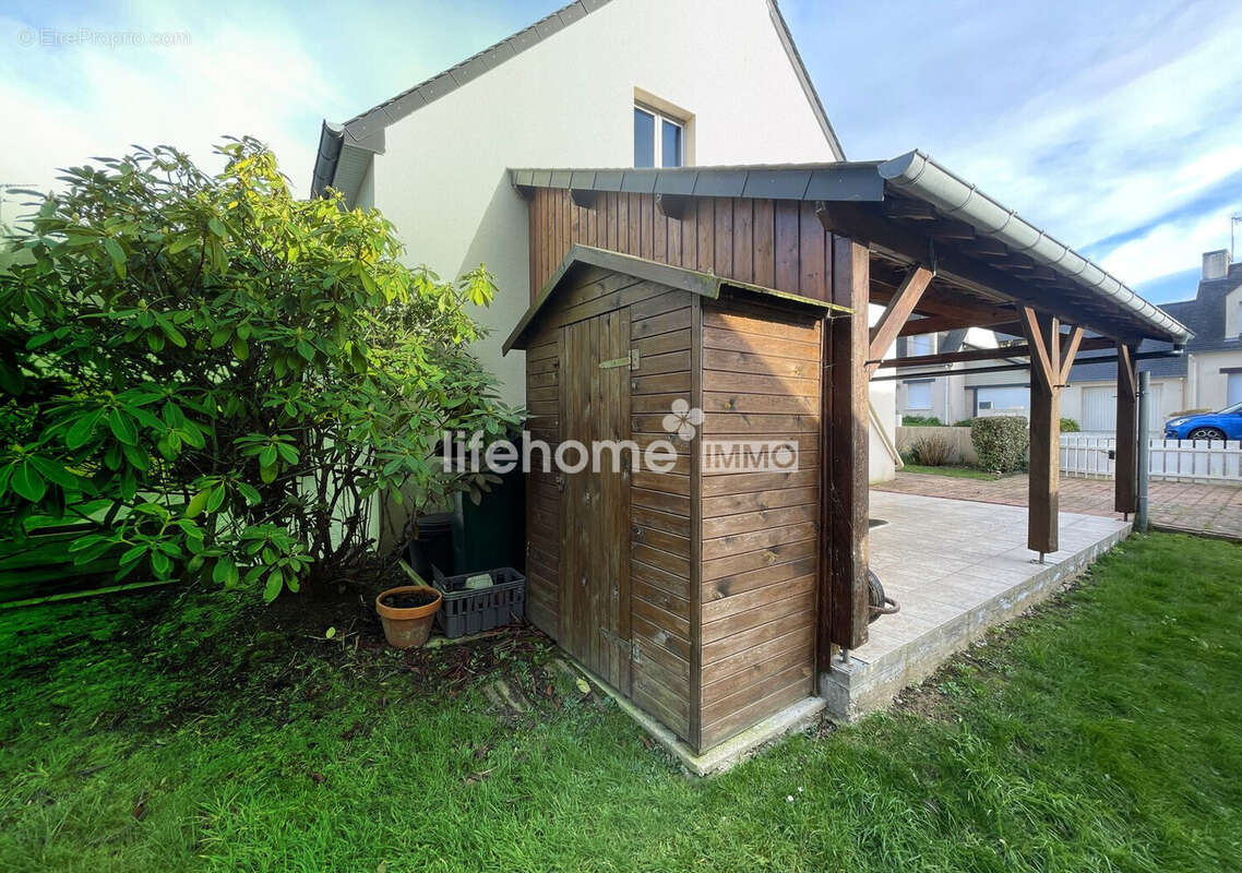 Un cabanon et un préau Carport - Maison à DINARD