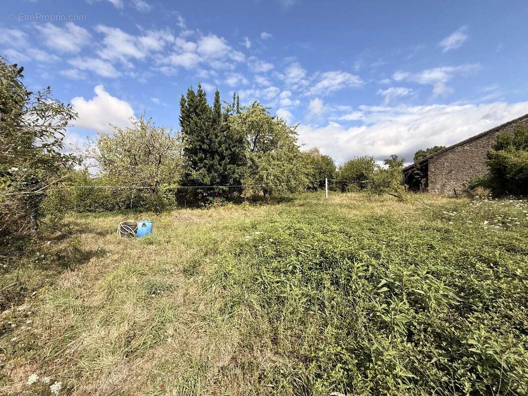 Maison de village historique avec grange importante et grand jardin - photo 2