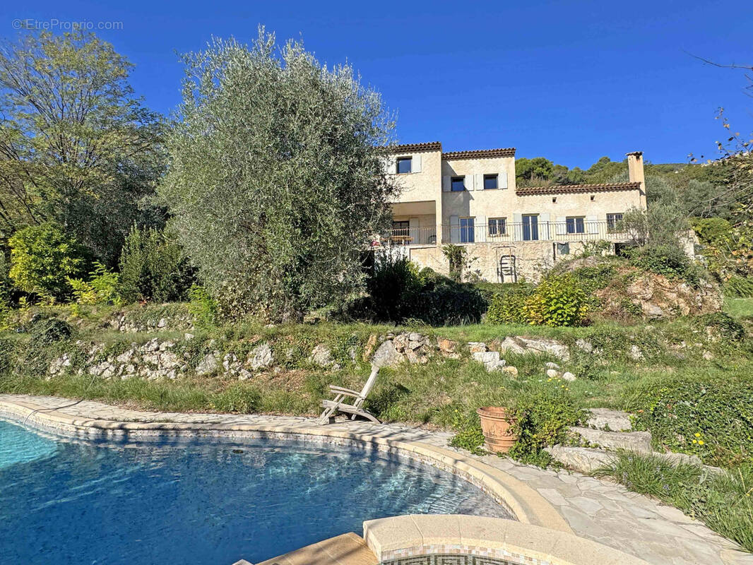 EXCLUSIVITE St JEANNET - Villa de 160 m2 avec piscine et vue dégagée - photo 3