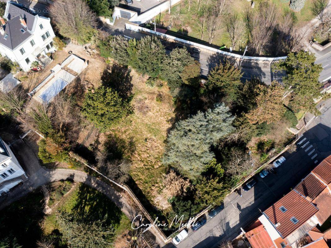 Terrain à COLLONGES-AU-MONT-D'OR