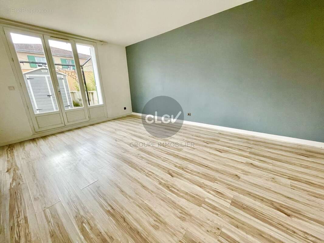 Maison sur le toit / Duplex Dernier étage avec Terrasse / La Soie 69120 Vaulx en Velin - photo 4