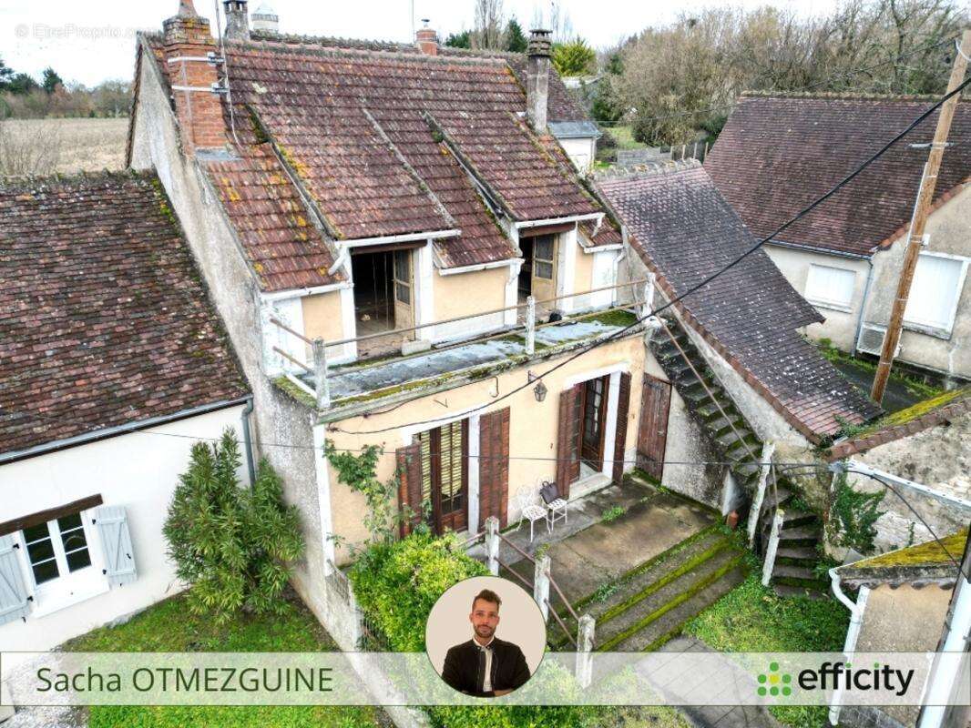 Maison à AZAY-LE-FERRON