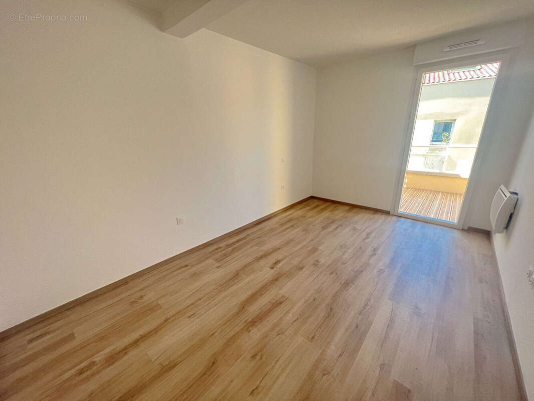 Appartement à PINS-JUSTARET