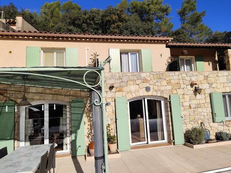 Maison à VINS-SUR-CARAMY