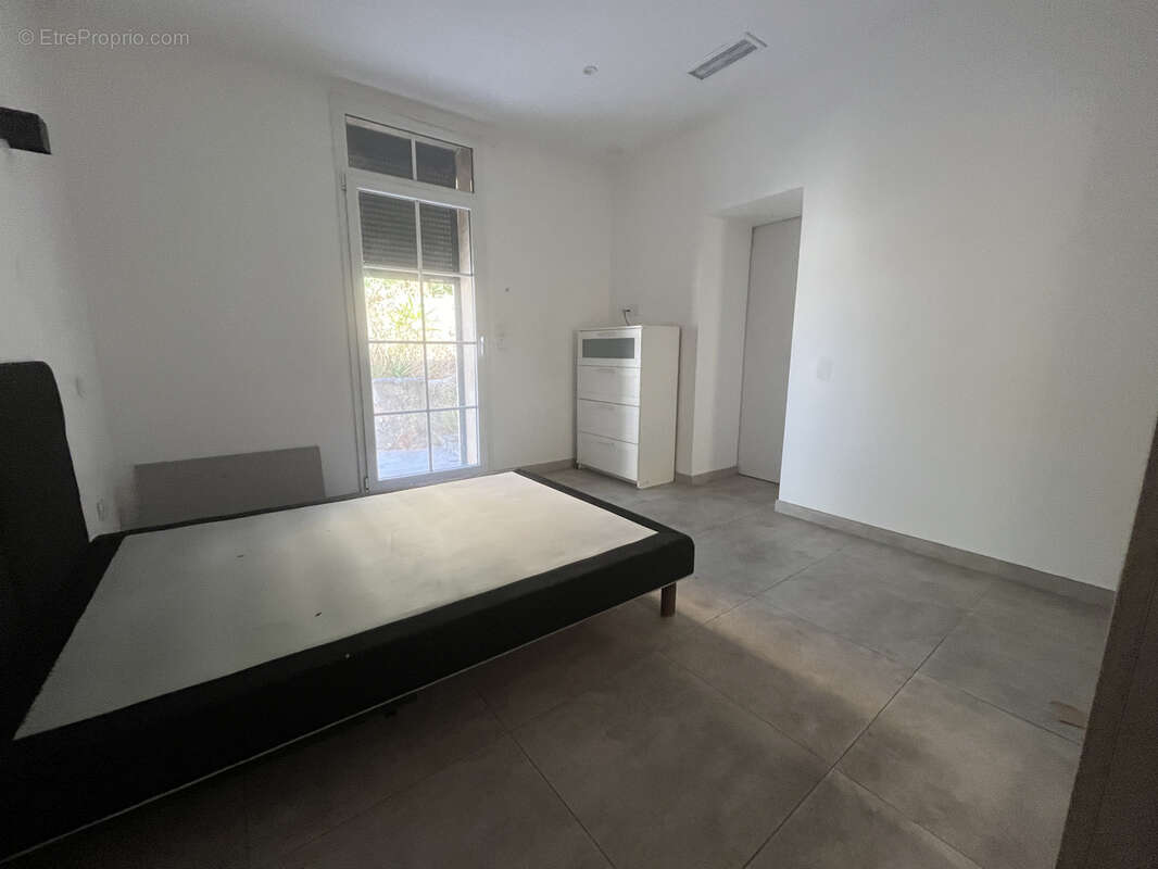 Toulon Ouest, maison 125M2, 4 chambres, parcelle 556M2, 3 parkings, dépendances. - photo 7