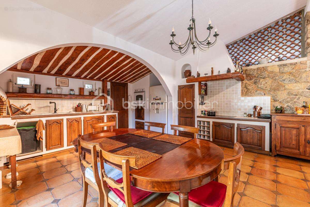 Maison à MEOUNES-LES-MONTRIEUX