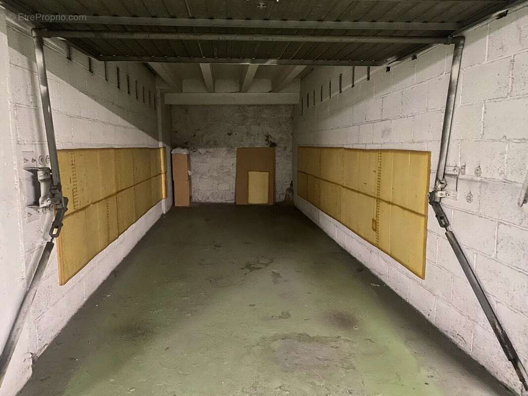 Parking à PARIS-17E