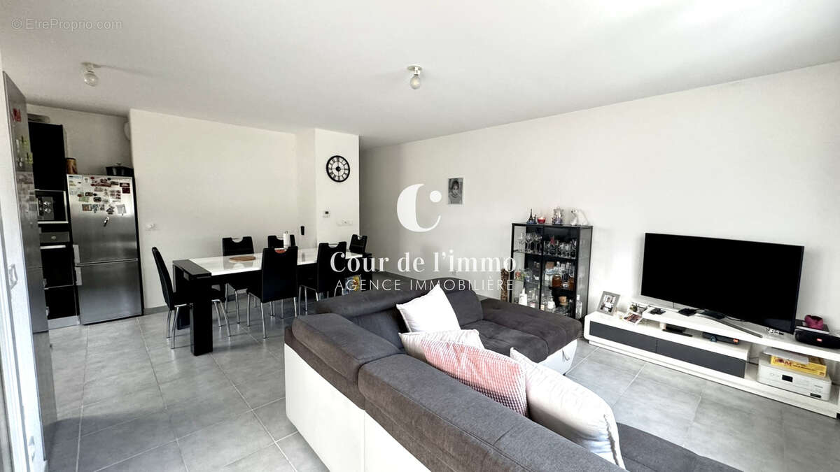Appartement à ETREMBIERES