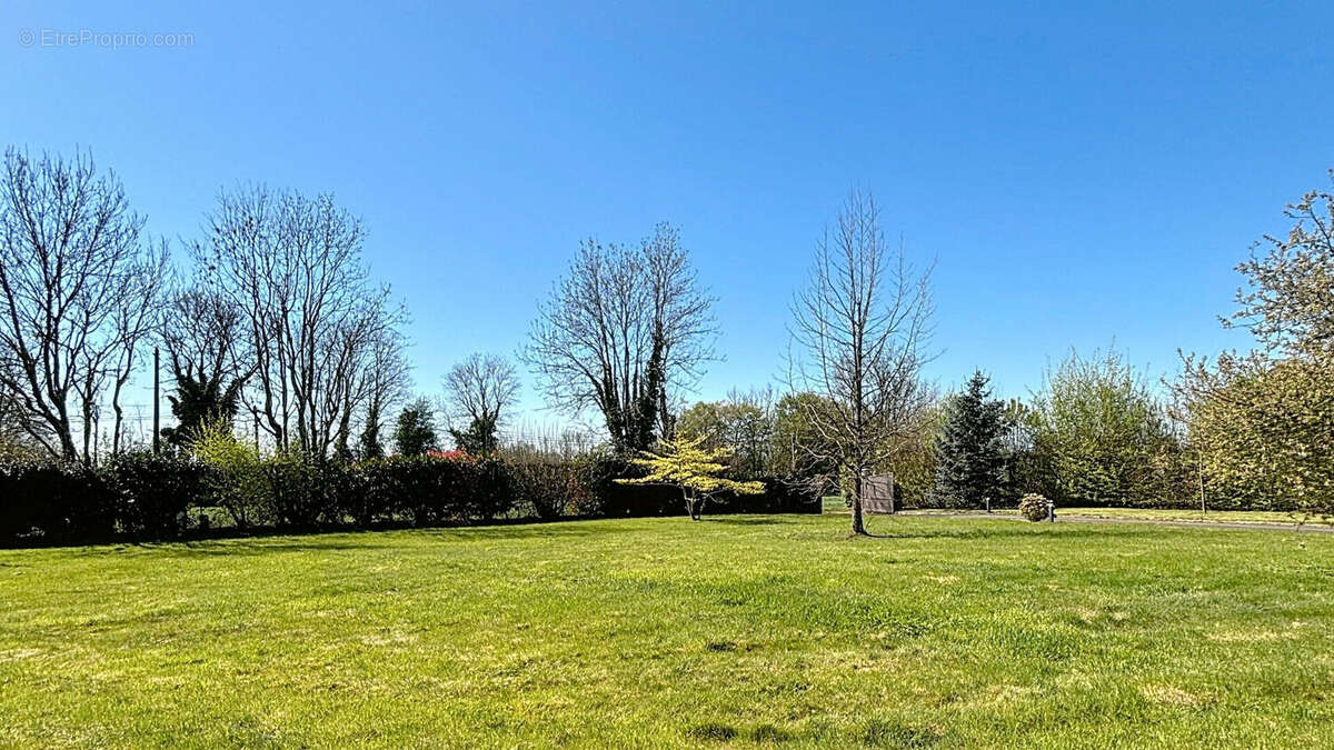 Maison à FAUGUERNON