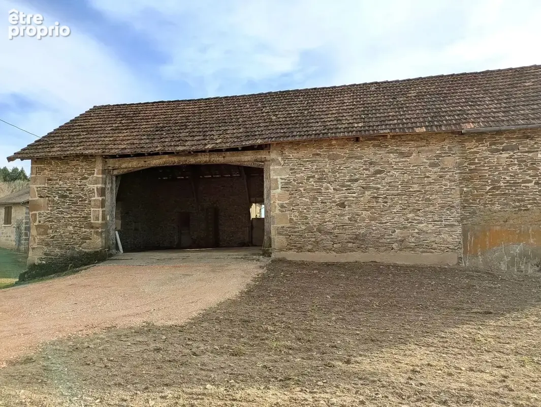 Un joyau rural — ferme, appartement, granges et 1,6 hectare. - photo 11