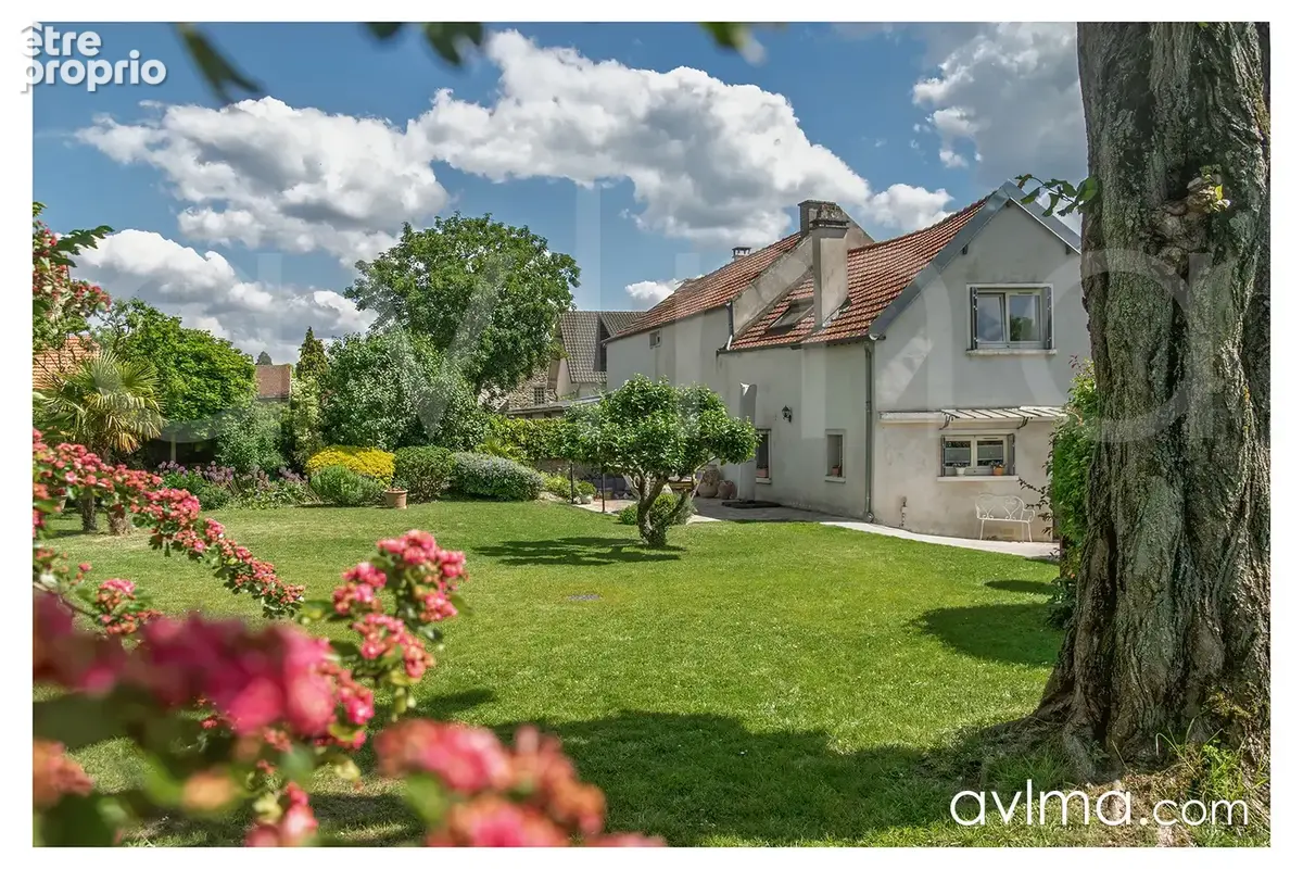 Photo Maison à Crespieres au prix de 795 000€