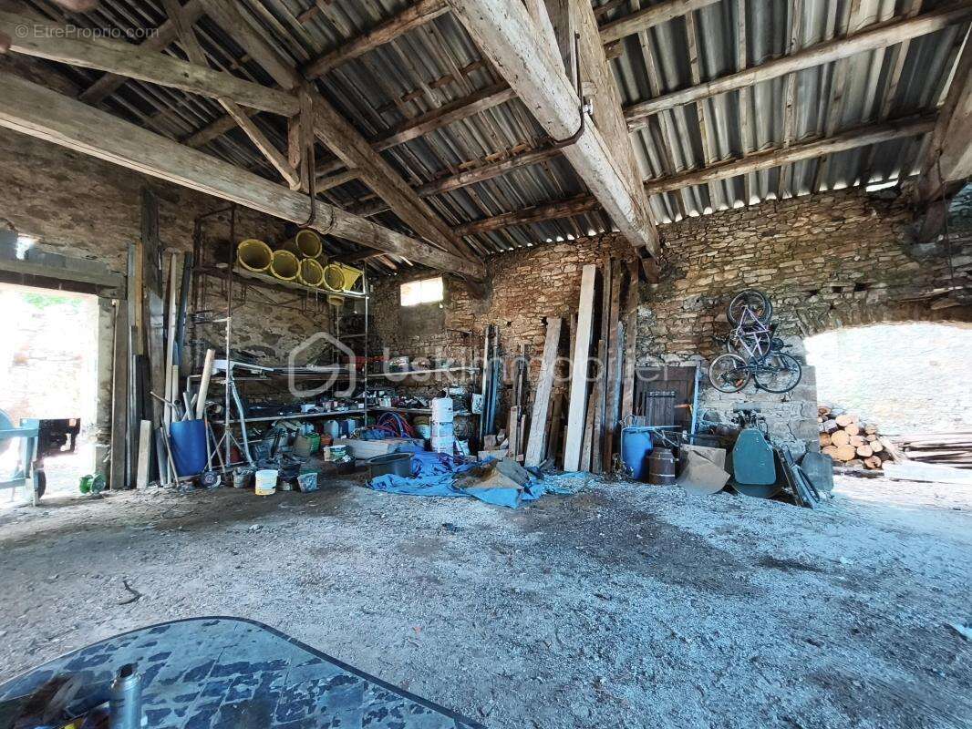 Maison a renover avec grand garage et exterieur - photo 14